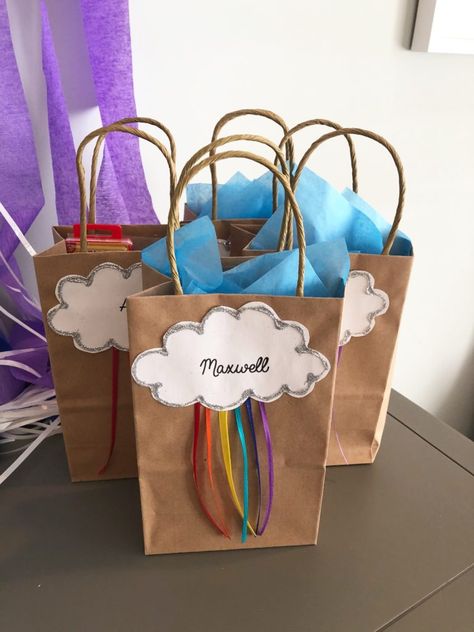 Rainbow Party Favor Bags, Rainbow Birthday Party Goodie Bags, Rainbow Party Goodie Bag Ideas, Rainbow Themed Party Favors, Rainbow Party Packs, Party Packs For Kids Goody Bags, Bag Ideas Aesthetic, Party Bag Ideas For Kids, School Goodie Bags