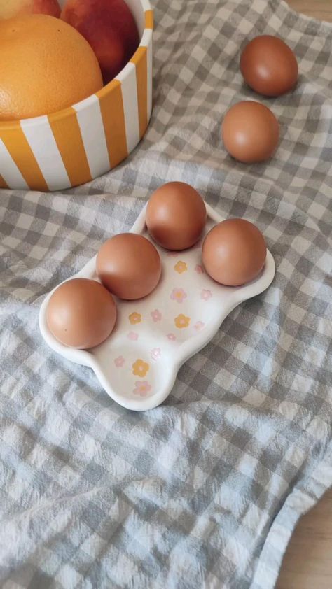 Diy Ceramic Egg Tray, Diy Clay Egg Tray, Diy Boite Oeuf, Kitchen Clay Ideas, Air Dry Clay Egg Holder, Egg Carton Clay, Diy Pate A Sel, Ceramics Projects High School, Hand Building Pottery Ideas Beginner