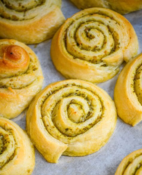 Pesto Pinwheels Pesto Pinwheels, Fingerfood Recipes, Pesto Bread, Croissant Roll, Pinwheel Sandwiches, Pesto Cheese, Easy Delicious Dinners, Pinwheel Appetizers, Family Supper