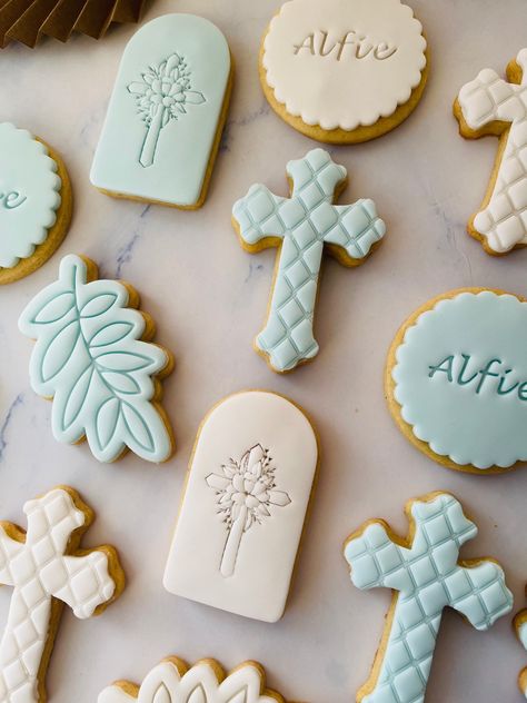 Holy Communion Cookies, Rabbit Themed Birthday Party, Cookies With Fondant, Communion Cookies, Christening Cookies, Homemade Sugar Cookies, Sugar Cookie Mix, Iced Sugar Cookies, Communion Cakes