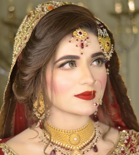 Partition Hairstyle, Bridal Makeup Photoshoot, One Side Hair, Pakistani Bride Hairstyle, Bridge Images, Pakistani Makeup Looks, Baat Pakki, Angourie Rice, Pakistani Makeup