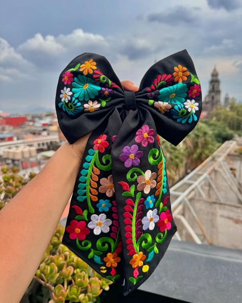 Our Embroidered Mexican bows 🎀 are back in stock 💕 Shop now 🛍️🛒 www.tienditabonitashop.com🛍️💕 #latina #latinaownedbusiness #latina #latinabusiness #latinapower #latinaboss #latinablogger #latinabloggers #latinabrand Mexican Hair Ribbons, Cute Mexican Outfits, Mexican Headband, Mexican Accessories, Outfit Mexicano, Mexican Hairstyles, Mexican Quinceanera Dresses, Ballet Hairstyles