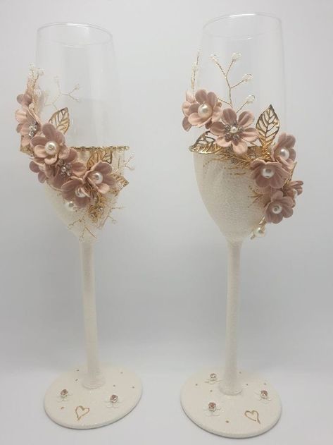 Champagne Glasses Decorated, Glass Painting Ideas, Water Canister, Glass Decor Ideas, Color Melon, Pink Quince, Crystal Bridal Jewelry Sets, Wine Glass Designs, Quinceanera Cakes