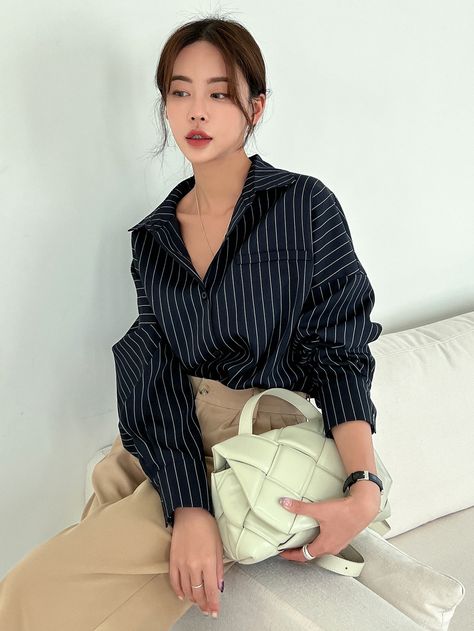 Blue Striped Blouse Outfit, Black Striped Shirt Outfit, Striped Blouse Outfit, Blue Striped Shirt Outfit, Striped Top Outfit, Outfits With Striped Shirts, Oversized Shirt Outfit, Vertical Striped Shirt, Outfits Con Camisa