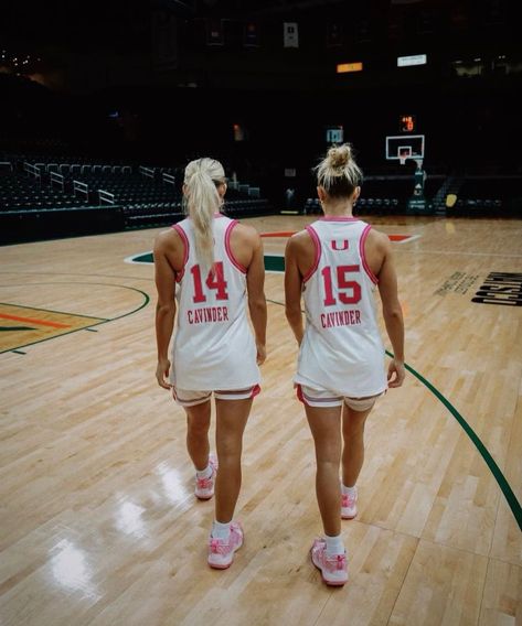 Cute Basketball Pictures With Friends, Basketball Pictures Poses Two People, Duo Basketball Media Day Poses, Womens Basketball Aesthetic, Cavinder Twins, Basketball Poses, Basketball Couples, Volleyball Pics, Basketball Pics