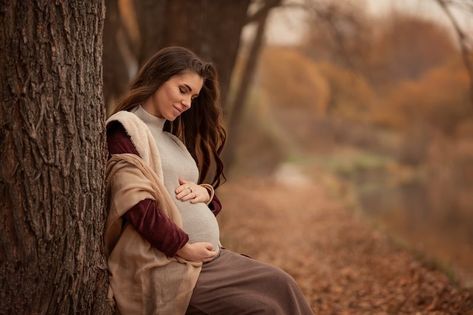 Pregnancy Autumn Photoshoot, Pregnancy Photos Autumn, Autumn Pregnancy Photoshoot, Couple Maternity Poses, Dog Baby Announcement, Fall Maternity Photos, Outdoor Maternity Photos, Maternity Photography Poses Pregnancy Pics, Maternity Photoshoot Poses