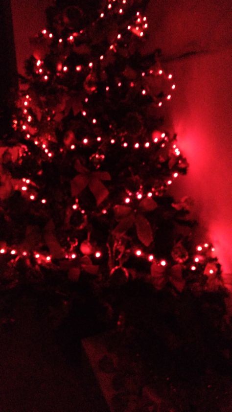 Alt Christmas Wallpaper, Grunge Christmas Wallpaper, Dark Red Aesthetic Christmas, Emo Christmas Wallpaper, Low Exposure Christmas Aesthetic, Winter Vibes, Photo Christmas, Christmas Photos, Christmas Tree