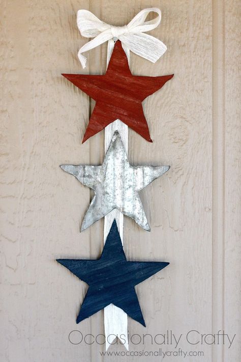 Tin Star Wall Banner- perfect for any patriotic holiday or to add to your Americana decor! Americana Kitchen, Decor Marin, Americana Home Decor, Americana Crafts, Tin Star, Red White And Blue Stars, 4th July Crafts, Star Banner, Fourth Of July Decor