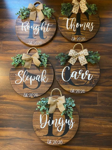 Wooden Signs Cricut Diy, Diy Wood Circle Projects, Wood Round Cricut Crafts, Diy Cricut Door Signs, Cricut Projects Signs Diy Wood, Diy Round Wooden Signs Cricut, Cricut Plaque Ideas, Wooden Rounds Sign, Diy Farmhouse Door Hanger