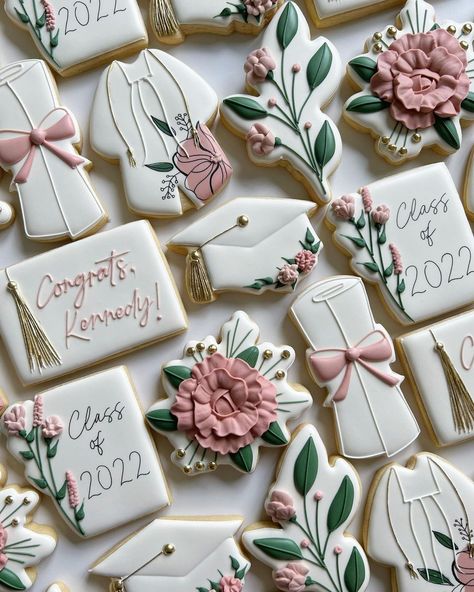 Graduation Party Place Settings, Floral Grad Cookies, Girly Graduation Cookies, Best Graduation Food Ideas, Graduation Party Elegant, 2024 Grad Cookies, Graduation Party Cookie Ideas, Girl Graduation Cookies, Graduation Party Flower Theme