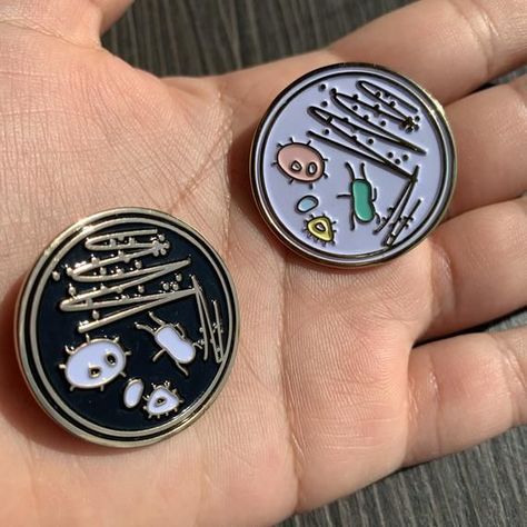 Set of 2 petri dish enamel pins. Perfect for any microbiology enthusiast or scientist! #enamelpins #microbiology #science . #Agar_Art #Science_Pins #Microbiology_Lab #Mickey_Mouse_Costume Agar Art, Microbiology Art, Science Pins, Microbiology Lab, Mickey Mouse Costume, Science Stickers, Petri Dish, Bag Pins, Science Gifts