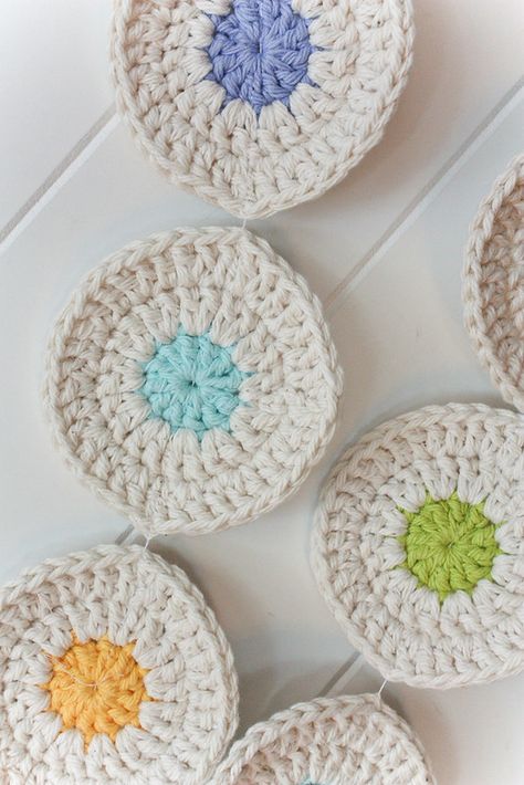 Circle Crochet, Crochet Circle, Circle Garland, Ideas Regalos, Crochet Garland, Flower Curtain, Crochet Circles, Crochet Goodies, Crochet Coasters