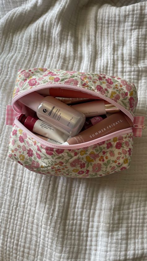 Makeup bag Makeup Bag Flowers, Padded Makeup Bag, Makeup Bags To Sew, Makeup Bag Floral, Make Up Bags Aesthetic, Cute Small Makeup Bags, Cotton Makeup Bag, Floral Makeup Bag Aesthetic, Floral Makeup Pouch