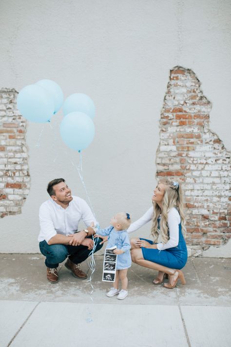 Big Brother Announcement With Balloons, Gender Photo Announcement, Gender Announcement Pictures With Siblings, Gender Reveal Announcement Sibling, Instagram Gender Reveal Photo, Gender Reveal Baby Number 2, Gender Reveal Photo Shoot With Sibling, Pregnancy And Gender Announcement, Gender Reveal Picture Ideas With Sibling