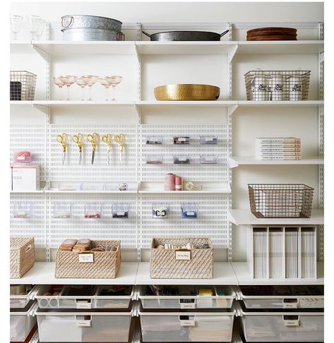 Still swooning over this NEATly organized office space the @nycneat team created for @goop! Loving the organizational perfection created… Neat Method, New York Office, Comfortable Office Chair, Deco Studio, Estantes Flotantes, Cool Office, Ergonomic Chair, Crash Course, Custom Cabinetry