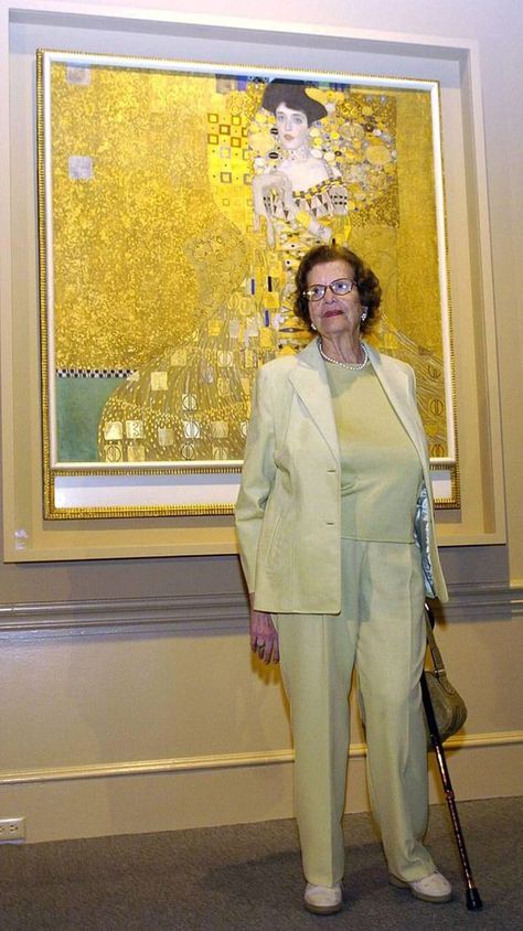 Maria Altmann with the portrait of her aunt Adele. Gustav Klimt Art, Klimt Paintings, Woman In Gold, Klimt Art, Egg Tempera, Kunsthistorisches Museum, Egon Schiele, Byzantine Art, Helen Mirren