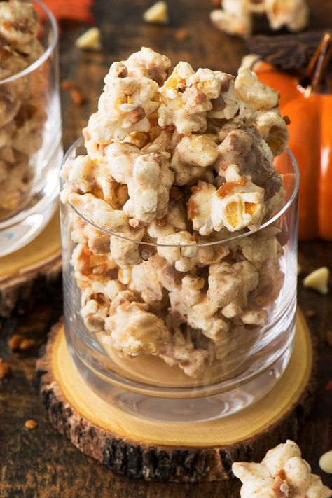 Warm pumpkin pie spices give this indulgent #snack a true taste of autumn. 🎃🥧🍿 #pumpkin #popcorn #easy #recipe Pumpkin Popcorn, Chocolate Pumpkin Pie, Spiced Popcorn, Chocolate Pumpkin, Pumpkin Chocolate, Pumpkin Pie Spice, Pumpkin Pie, Easy Recipe, White Chocolate