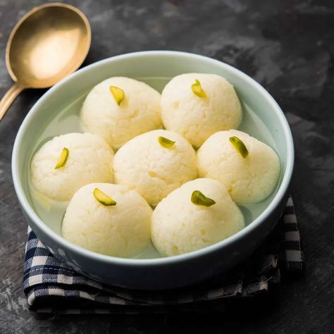 Rasgulla Recipe, Indian Dessert, Delicacy Food, Desi Food, Vegetarian Snacks, Indian Sweet, Indian Desserts, Cooking For One, Indian Sweets