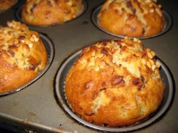 Das perfekte Bananen-Joghurt-Muffins-Rezept mit Bild und einfacher Schritt-für-Schritt-Anleitung: Butter zerlassen, etwas abkühlen lassen. Backofen auf… Banana Yogurt Muffins, Beignets Cuits, Yoghurt Muffins, Banana Yogurt, Yogurt Muffins, Baking Quotes, Cream Cheese Brownies, Biscuit Bake, Halloween Baking