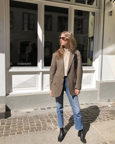 Oversized Vintage Blazer Outfit, Jeans Women 2024, Sweater And Blazer Outfit, Fall 2024 Outfits Women, Brown Booties Outfit Fall, Oversized Blazer Outfit Winter, French Academia, Vintage Blazer Outfit, Academia Outfit Inspiration