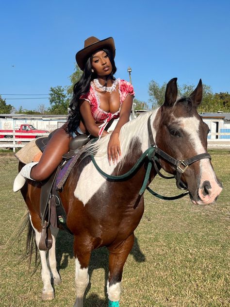 Horseback Riding Outfit, Pink Taco, Riding Outfits, Horseback Riding Outfits, Cute Cowgirl Outfits, Horse Riding Outfit, Cowgirl Style Outfits, Black Cowgirl, Rodeo Outfits