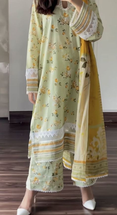 Kaprey Design, Cotton Suit Designs, Simple Dress Casual, Desi Fits, Desi Outfits, Latest Dress Design, Pakistani Fashion Casual, Trendy Shirt Designs, Desi Fashion Casual