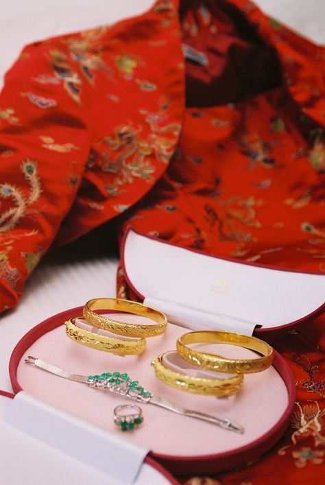 Traditional Chinese Wedding dress and jewelry Tea Ceremony Jewelry, Chinese Jewelry Traditional, Chinese Board, Modern Chinese Wedding Dress, Modern Chinese Wedding, Asian Wedding Decor, Wedding Chinese, Chinese Wedding Dress Traditional, Wedding Jewelry Gold