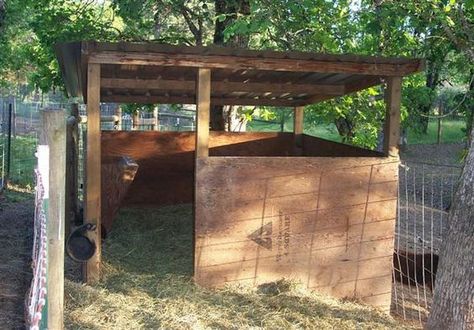 Sheep Shelter, Animal Shelter Design, Horse Shed, Goat Shed, Livestock Shelter, Goat Shelter, Goat Pen, Diy Horse Barn, Small Barns