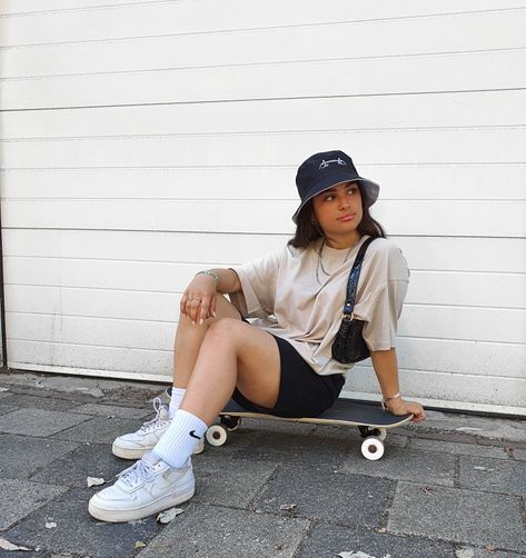 Cute Outfits With Bucket Hats Summer, Bucket Hat Looks Summer, Women’s Bucket Hat Outfit, Nike Bucket Hat Outfit, Poses With Bucket Hat, Nike Air Force Outfit Woman, Outfits With Bucket Hats Summer, Bucket Hat Outfit Women, Visor Hat Outfit