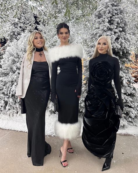 Kendall Christmas, Modest Girly Outfits, Famous Lifestyle, Mode Kylie Jenner, Kendall Style, Elegant Outfit Classy, Funky Dresses, Black White Outfit, Bella Hadid Outfits