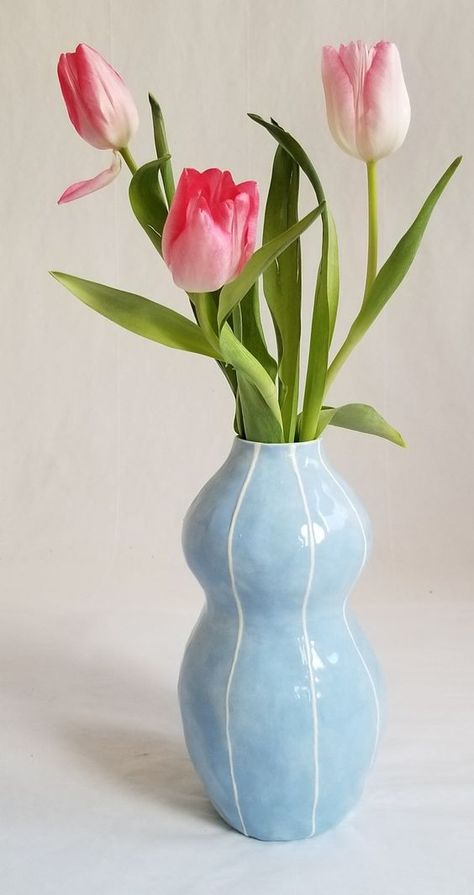 Ceramic Vase Painting Ideas Diy, Clay Vase Shapes, Abstract Vases Ceramic Pottery, Different Vase Shapes, Flower Vases Ceramic, Flower Pot Ceramic Pottery, Ceramic Vases Ideas, Funky Flower Vase, Easy Ceramic Vase