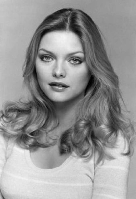 20 Pictures of Young Michelle Pfeiffer Michele Pfeiffer, Hollywood Knights, Kelly Ripa, Michelle Pfeiffer, Celebrity Portraits, Hollywood Celebrities, White Photo, Classic Beauty, Hollywood Stars