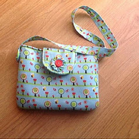 Learn how to make a purse pattern for your girl that is just like Mommy’s with the Little Girl Purse with Flap. This adorable sewing pattern for girls shows you how to construct and sturdy and usable bag pattern. Purse Embellishments Diy, Make A Purse, Toddler Purse, Purse Sewing Patterns, Purse Pattern, How To Make Purses, Diy Bags Purses, Sewing Purses, Bag Tutorial