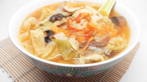 With just 3 ingredients--chicken stock, napa cabbage, and fresh ginger--this warming, healing Cantonese soup is ready in less than 30 minutes. Cantonese Soup, Chinese Vegetable Soup, Napa Cabbage Recipes, Soup Cabbage, Chinese Soup Recipes, Healthy Potatoes, Ginger Soup, Brown Rice Recipes, Kale Recipes