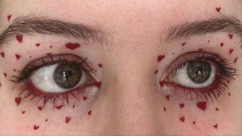 Non Conventional Beauty, Heart Eyeliner Stamp, Love Core Makeup, Low Brow Makeup, Red Eyeliner Ideas, Whimsical Makeup Looks, Queer Halloween Costume, Valentine’s Day Make Up, Weird Makeup Looks