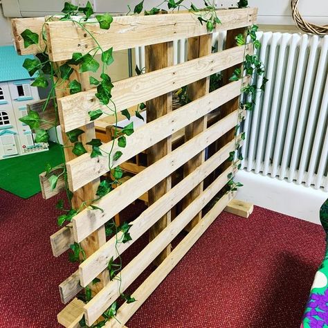 Year 1 Role Play Area, Pallets In The Classroom, Pallet Classroom Ideas, Classroom Pallet Ideas, Year 1 Classroom Layout, Curiosity Approach Eyfs, Ks1 Classroom, Year 1 Classroom, Reception Classroom