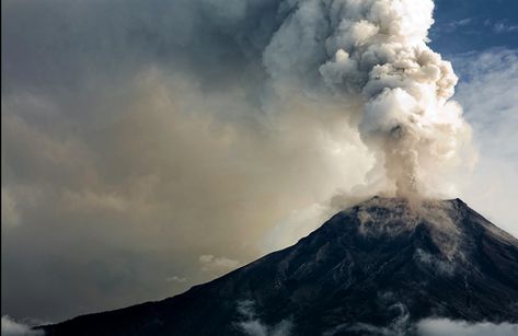 Future cities built with volcanic ash? | EarthSky 2/11/18 After water, concrete is the world’s most-used building material. MIT researchers worked with volcanic ash as a concrete additive and substantially reduced building costs Volcanic Ash, Active Volcano, Mary Shelley, Charles Darwin, Future City, Dark Matter, Quito, Planet Earth, Natural Disasters