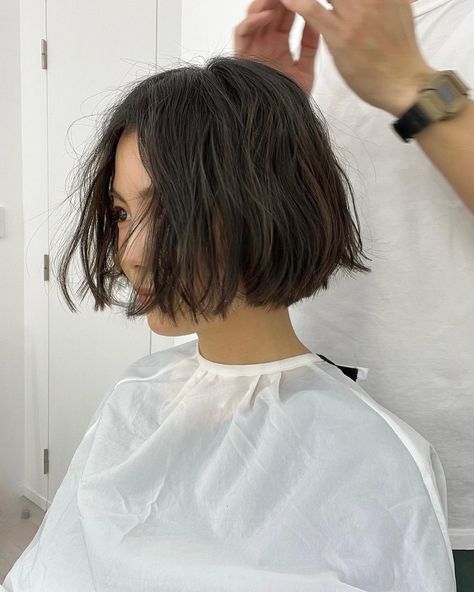 Chin Length Bob For Thick Hair, Cropped Bob Haircut, Parisian Bob Round Face, Short Hair Feminine, French Bob No Bangs, Feminine Pixie Haircut Fine Hair, Parisian Bob, Hairstyles Feminine, Pixie Haircut Fine