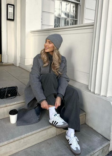 Winter Essentials Clothes, England Winter, Adidas Samba Outfit, Casual Fall Outfit, Chic Boots, Monochromatic Outfit, Winter Outfit Ideas, Cozy Winter Outfits