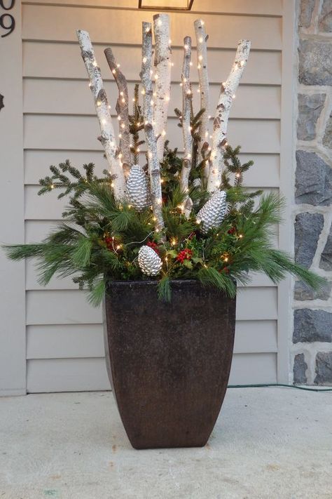 Make an adorable DIY Christmas decoration with logs and lights that can decorate every corner of the house Christmas Urns, Outdoor Christmas Planters, Holiday Planter, Diy Christmas Lights, Winter Planter, Christmas Pots, Christmas Planters, Christmas Front Porch, Christmas Porch Decor