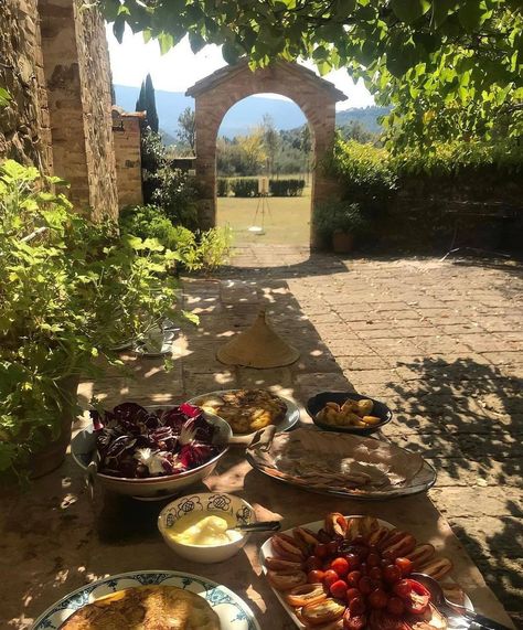 VISIT ITALY ® on Instagram: “Immerse yourself in the #Tuscan nature between creativity, colors and of course, delicious foods 🇮🇹 📸 Photo by @arnianopaintingschool…” Tuscan Aesthetic, Tuscan Summer, Cottagecore Picnic, Holiday Italy, Painting School, Summer Wines, Visit Italy, That Feeling, Make Up Looks