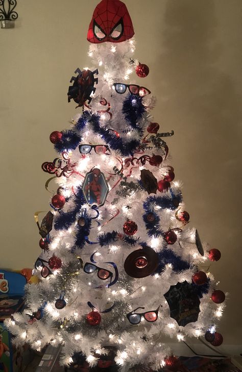 Spider Man Tree, Spider Man Christmas Tree, Spiderman Christmas Tree, Spider Man Christmas, Spiderman Christmas, Superhero Christmas, Homemade Christmas Tree, Christmas Tree Decorating Ideas, Tree Decorating Ideas