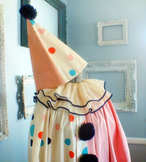 Vintage clown costume Karneval Diy, Clown Vintage, Pierrot Clown, Circus Aesthetic, Clown Clothes, Halloween Clown, Diy Kostüm, Send In The Clowns, Cute Clown