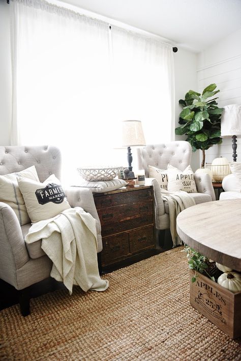 Cozy Neutral Living room - handmade neutral pillows Cozy Neutral Living Room, Farmhouse Style Living Room, Cottage Shabby Chic, Casa Country, Comfortable Space, Neutral Pillows, Neutral Living Room, Modern Country, Classic Interior