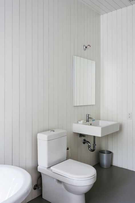 Remodelista Bathroom, Appartement New York, Nordic Bathroom, Nordic Beauty, Country Bathroom Designs, Bungalow Bathroom, Glass Shower Wall, Brooklyn Townhouse, Tolix Chair