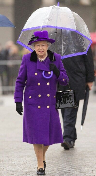 Queen in purple Queen Elizabeth Ii Reign, Rainha Elizabeth Ii, Fashion Umbrella, Reine Elizabeth, Style Royal, Estilo Real, Elisabeth Ii, Queen Love, Rainbow Fashion