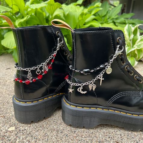 Doc Marten Chain, Dr Martens Accessories, Doc Marten Accessories, Alternative Accessories Diy, Boot Charms Docs, Shoe Chains Diy, Shoe Accessories Diy, Halloween Boots, Boot Chains