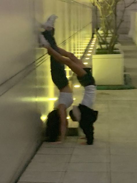 Handstands Aesthetic, Handstand Aesthetic, Night Vibes Aesthetic, Hourglass Workout, Gymnastics Photos, Night Vibes, Handstand, Calisthenics, Book Aesthetic