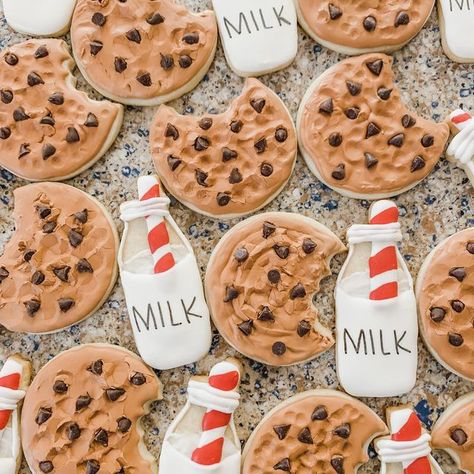 Cait•Decorated Sugar Cookies on Instagram: "Happy National Chocolate Chip Cookie Day! Throwback to this set! My fave way to eat a sugar cookie is to add chocolate chips 😂🤷🏻‍♀️ #Cookiedecorator #cookiesofig #cookiesofinstagram #decoratingcookies #decoratedcookies #royalicingcookies #royalicing #edibleart #cookieart #cookies #decoratedsugarcookies #decoratedsugarcookies #sanantoniosugarcookies #sanantoniocookies #sanantonioevents #customcookies #royalicing #instacookies #nationalchocolatechipc Royal Icing Chocolate Chip Cookies, Chocolate Chip Decorated Cookies, Decorated Christmas Cookies Buttercream, Cookie Day Ideas, National Sugar Cookie Day, Cookie Sets Decorated, Decorated Chocolate Chip Cookies, Christmas Chocolate Chip Cookies, Thanksgiving Cake Pops