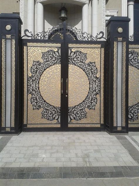 50 Modern Main Gate Design Design Ideas Everyone Will Like - Engineering Discoveries Staircase Gate, Modern Main Gate Designs, Decorative Metal Screen, Home Gate Design, Gate Wall Design, Gate Designs Modern, Modern Gate, Iron Door Design, Steel Gate Design